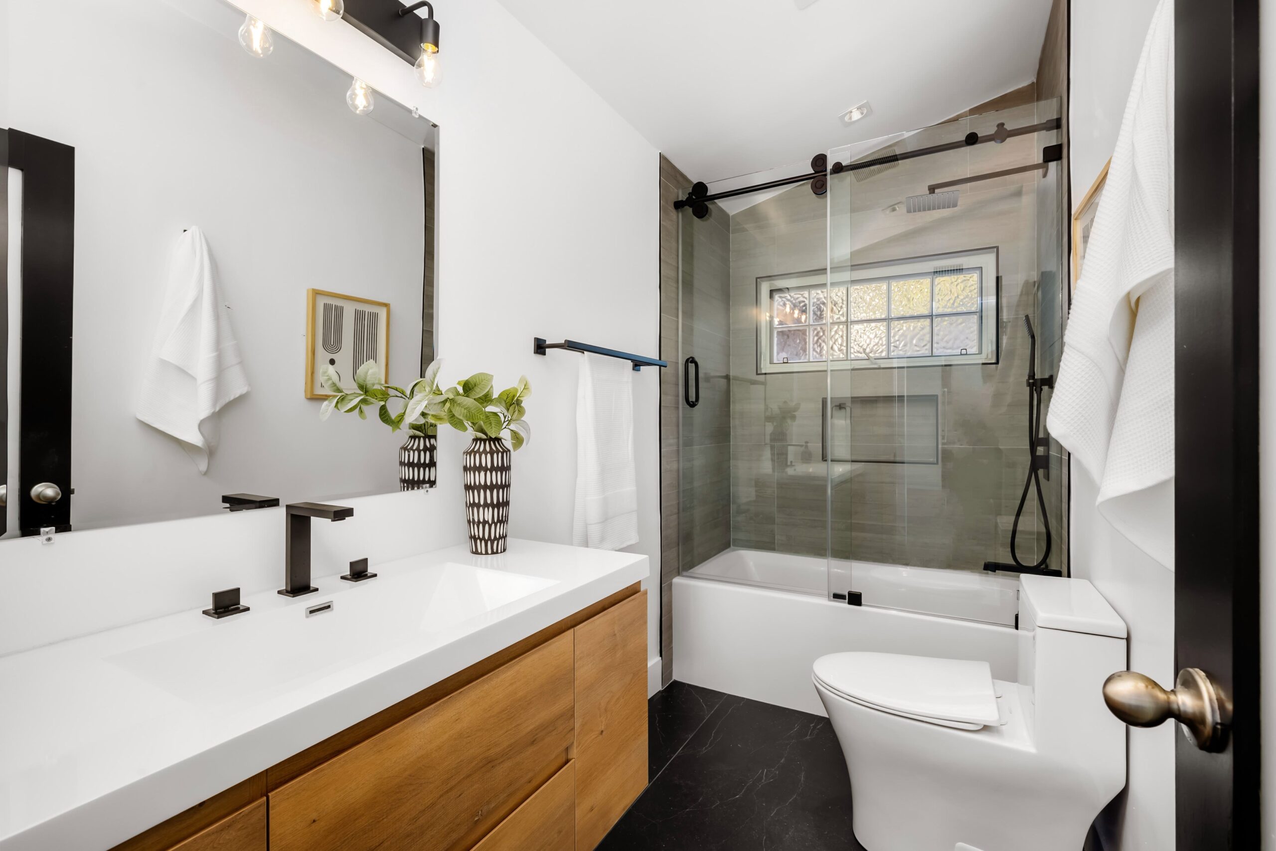 modern-hollywood-hills-home-bathroom-in-los-angele-2024-04-15-12-04-50-utc – Copy-min